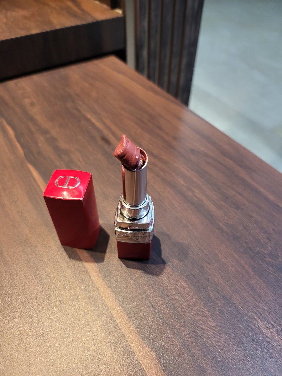 aartic02's tweet photo. I bought this Lipstick from Palladium, Christian Dior store in Mumbai 
*The Lipstick Broke 
*No Response even after Repeated Complaints, Mails &amp; Visits
*Such Pathetic Service is not Expected out of a big brand @LouisVuitton
*It wasn't my 1st CD product but surely will be my Last https://t.co/AsDocCrCrg