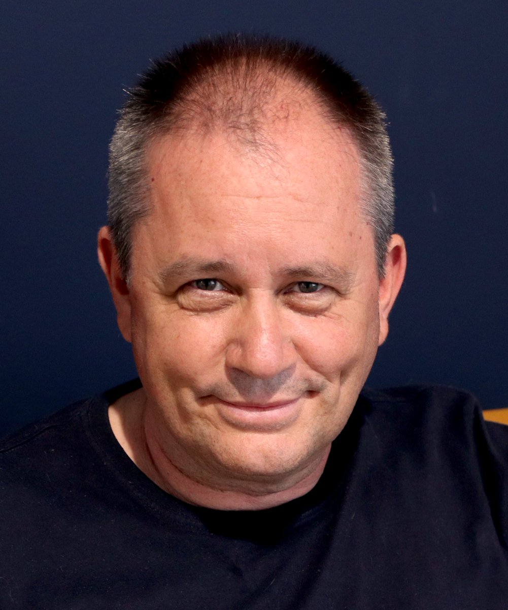 AI is MagIA #magia  Juan Tomás <a href="/juantomas/">juantomas (mAGIa is coming )</a> quiere sorprendemos uniendo la magia tradicional de las cartas con la novedosa magia de la Inteligencia Artificial. 
¿Lo hara? Ven a verlo..
(Sujetame el cubata, suele contestar Juan Tomás)