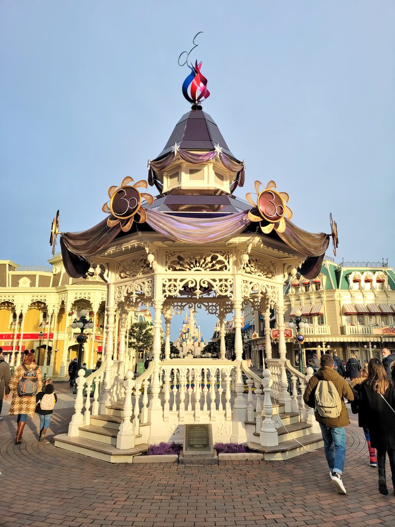 InsideDlpCastle's tweet image. De nouveaux éléments de decorations sont arrivés sur le Gazebo de Town Square 💫
#disneylandparis #DLPLive