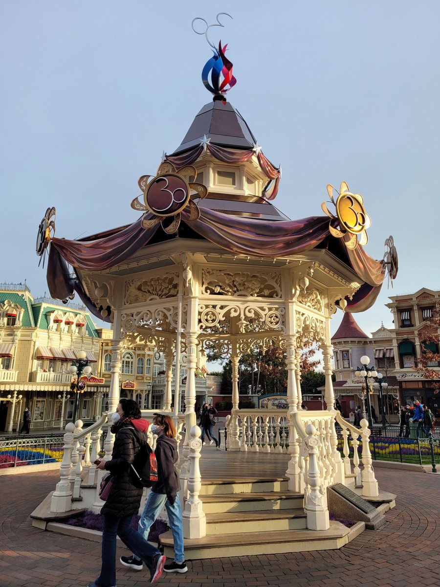 InsideDlpCastle's tweet image. De nouveaux éléments de decorations sont arrivés sur le Gazebo de Town Square 💫
#disneylandparis #DLPLive