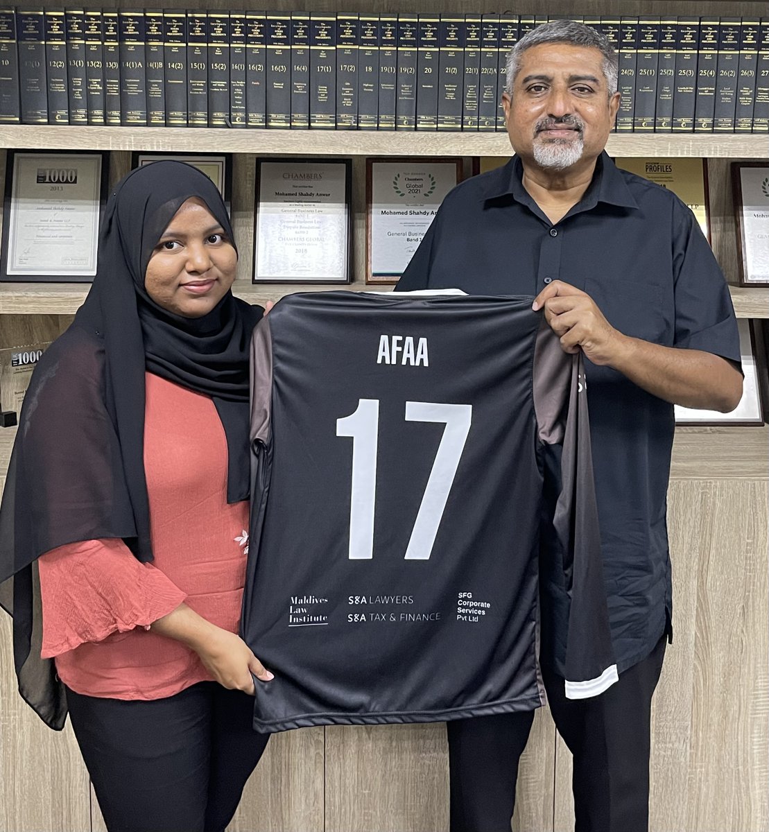 SandALLPmv's tweet photo. Today we had the pleasure of hosting our founding Managing Partner @AhmedMuizzu to handover team jerseys to #IjuraaeeIuthiraazFC and #CourtFatloonFC.  #BandaaraCup2020 @BandaaraClubAGO https://t.co/VtOq8R5qEF
