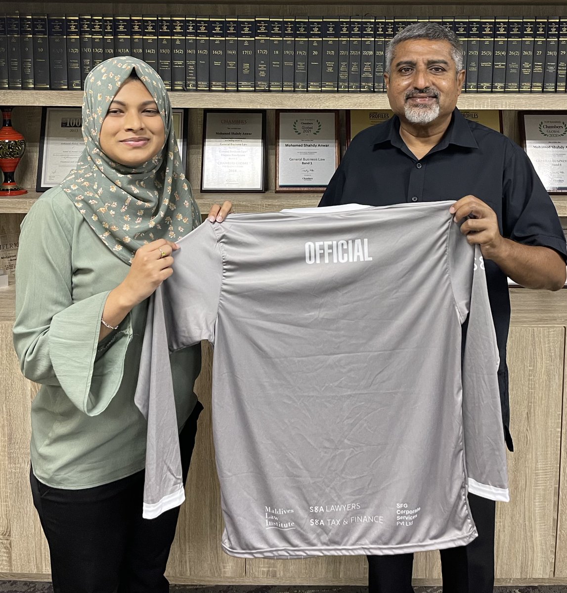SandALLPmv's tweet photo. Today we had the pleasure of hosting our founding Managing Partner @AhmedMuizzu to handover team jerseys to #IjuraaeeIuthiraazFC and #CourtFatloonFC.  #BandaaraCup2020 @BandaaraClubAGO https://t.co/VtOq8R5qEF
