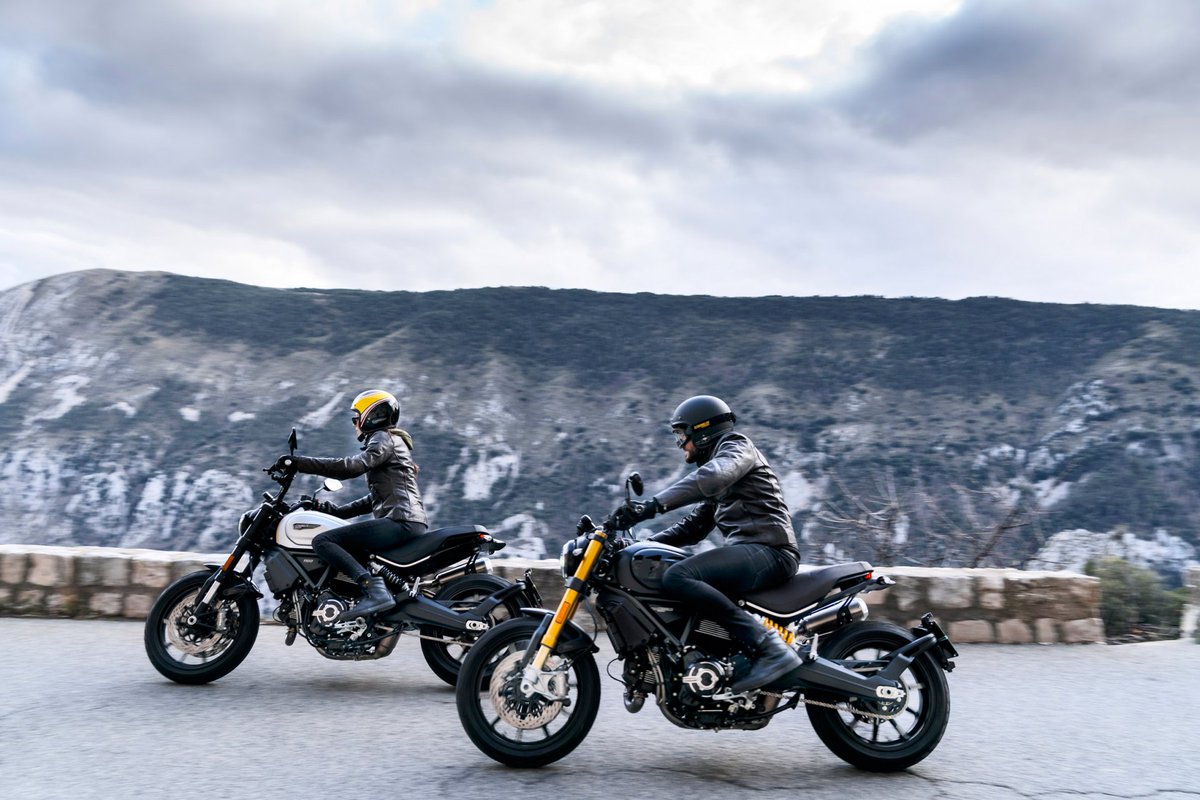 ducatiesp's tweet photo. Entra en #Joyvolution. Miles de sonrisas con la Scrambler 1100 Sport Pro o 1100 Dark Pro. Elige confort y rendimiento con elegancia. Garantía de 4 años sin límite de kilómetros y versión 35 kW. Descúbrela en https://t.co/BgbkSHgQBw #ScramblerDucati #1100SportPro #1100DarkPro https://t.co/8x064zg3gY