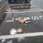どんな育ち方をしたのだろう…駐車場にゴミを捨てていく人…