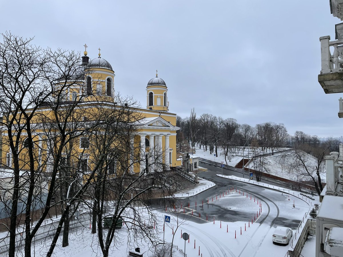 DanMcL99's tweet photo. A dusting of snow overnight in Kyiv. Air raid sirens this morning but no major explosions in the city centre as far as I know. Horrible to see missiles hitting the middle of Kharkiv, a university city of 1.4 million which a week ago was living its normal, vibrant life. https://t.co/skCAFUiu2F