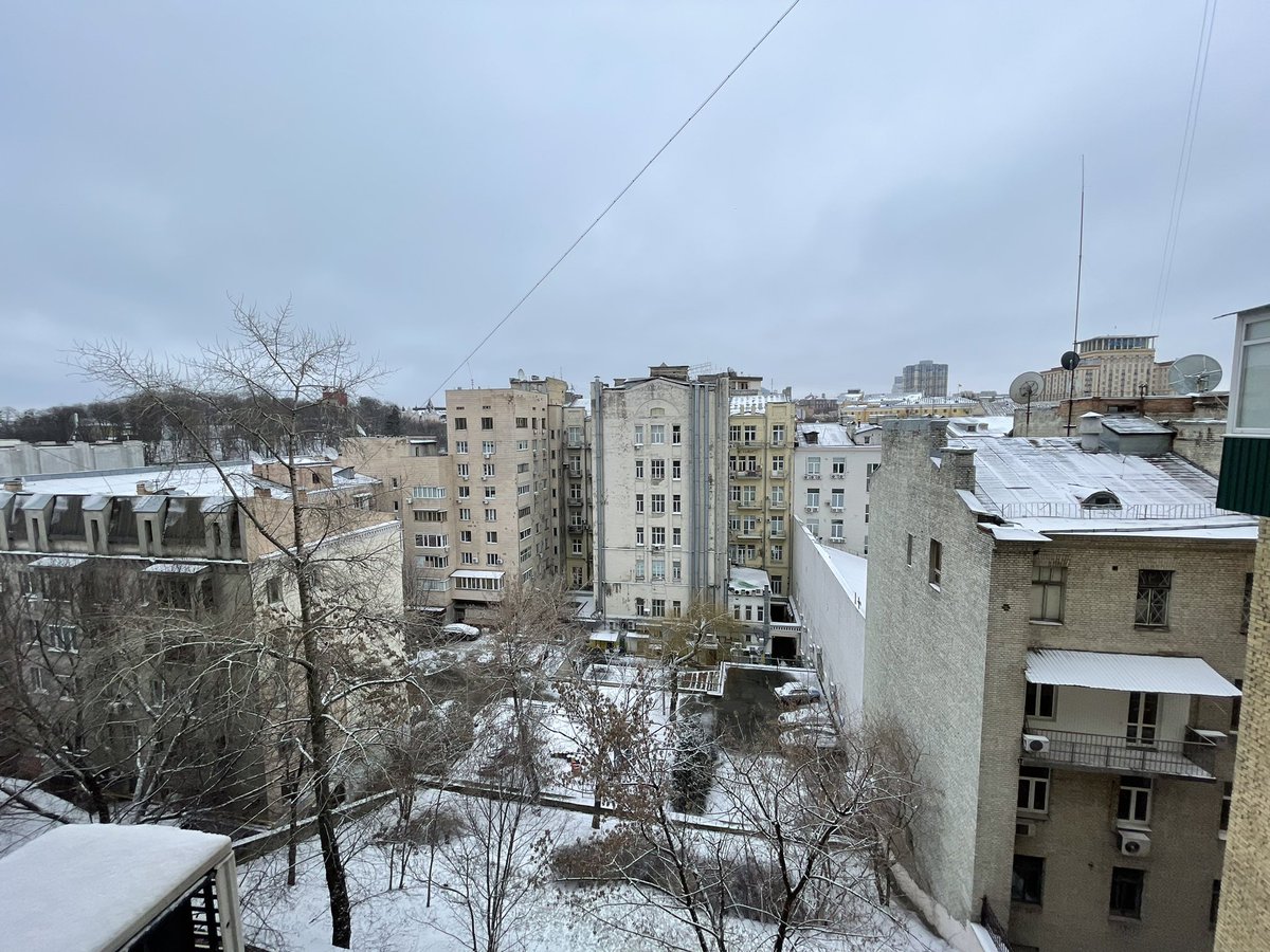 DanMcL99's tweet photo. A dusting of snow overnight in Kyiv. Air raid sirens this morning but no major explosions in the city centre as far as I know. Horrible to see missiles hitting the middle of Kharkiv, a university city of 1.4 million which a week ago was living its normal, vibrant life. https://t.co/skCAFUiu2F