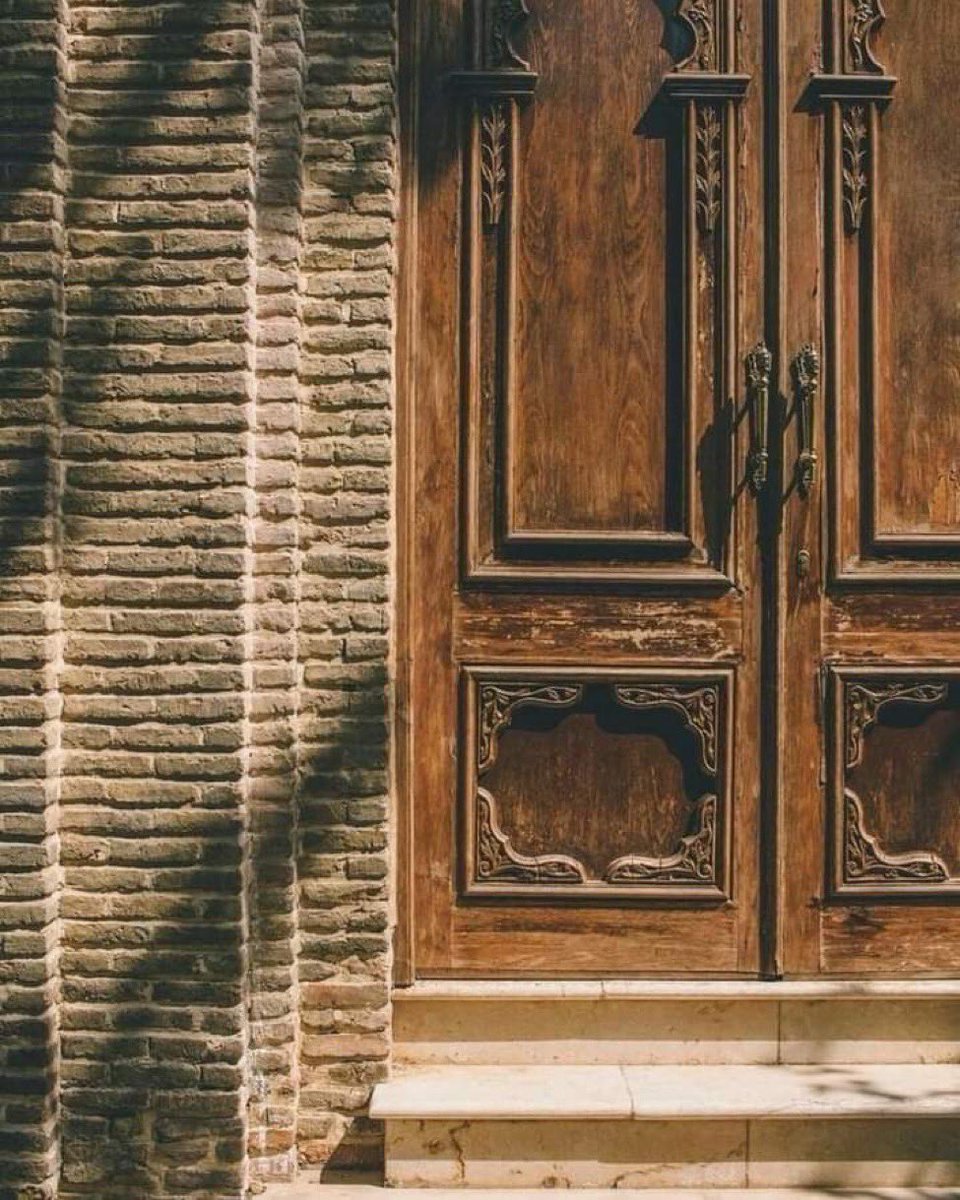 sss85sss's tweet photo. الدارُ ليست بالبناء جميلةٌ
إن الديارَ جميلةٌ بذويها

قد يعشقُ الإنسانُ أسوأ بقعةٍ
ويزورها من أجل شخصٍ فيها https://t.co/KeslTVOquu