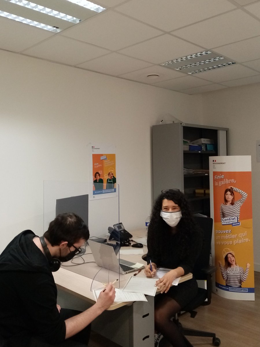 #TousMobilisés📢 Aujourd'hui, signature du premier Contrat d'Engagement Jeune à l'agence de @poleemploi_HDF de Lille Vaucanson 🚀

Le Contrat d’Engagement Jeune, c’est quoi ⏬⏬
En savoir ➕ 📲💻⏩cutt.ly/EPzHpaE
#AvecPôleEmploi @FredericDanel <a href="/MSavary_PE/">Murielle Savary</a> <a href="/thorel_karine/">Karine Thorel</a>