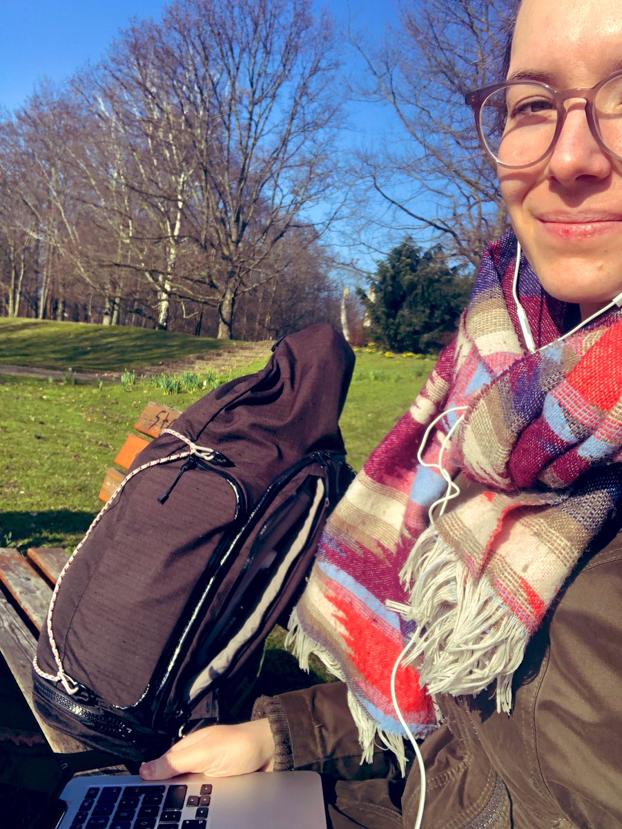 JulieLuepkes's tweet image. Mein Setup gestern für den Lesekreis der #KriDiFoSch: Im Park am Hbf (weil ich gerade aus Paderborn kam) mit der Sonne im Gesicht, bis der Akku leer war… 😅 Zusammen mit @carmen_flury, @fbue_edu und @JasminTroeger ging’s an Chapter 1 von @Neil_Selwyn‘s #EducationAndTechnology.