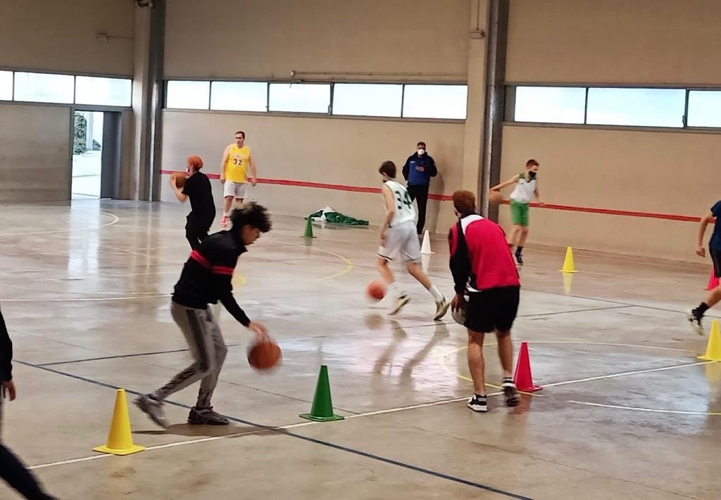 IASSAragon's tweet photo. Los #Menores del Centro de internamiento de Juslibol #CEIMJ disfrutaron del deporte compartido con un equipo de baloncesto del @EM_ElOlivar, y quedaron maravillados jugando en equipos mezclados. Repetiremos seguro! Mil al #CMOlivar y a quienes hacen posibles estas actividades 🏀 https://t.co/LGmcbG8e5W