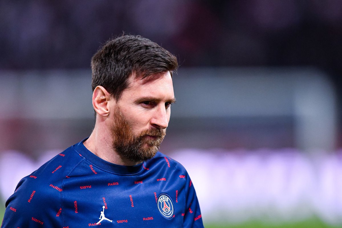 ActuFoot_'s tweet photo. Lionel Messi a bien l’intention de rester au PSG la saison prochaine.

Néanmoins, il n’apprécie pas le traitement médiatique qu’il subit en France. 

Son entourage a bondi en voyant ses notes dans la presse avec le match face au Real.

(Le Parisien) https://t.co/X7axLfkNtg https://t.co/56y8f7D1Kn