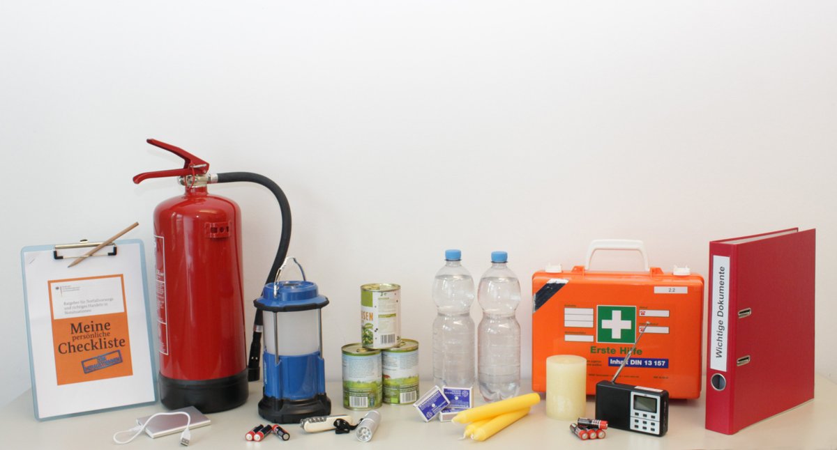 In Notsituationen werden Sie von den Behörden gewarnt. Aber sind Sie auch selbst gut vorbereitet? Haben Sie beispielweise ausreichend Trinkwasser und Nahrungsmittel, Kerzen oder ein batteriebetriebenes Radio zu Hause? Tipps unter: kurzelinks.de/hu2r #TagDesZivilschutzes