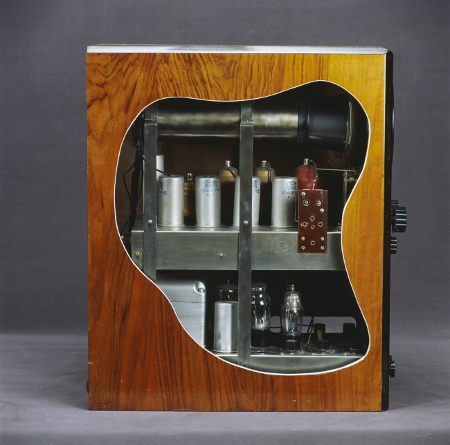 [#Collections] 📺 Le Visiodyne-Baby (1936) est un récepteur à tube cathodique avec une définition de 180 lignes. L'image a les dimensions d’une carte postale. Destiné aux #amateurs de radio et de #TV, il était apprécié pour sa simplicité. + d'infos 👉 collections.arts-et-metiers.net/?queryId=72182…