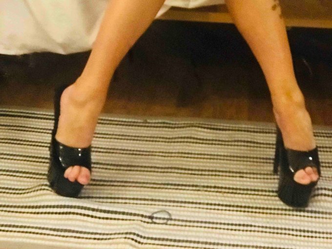 I'm online right now on CamModelDirectory - pay-per-minute system for Skype live shows. Call me right<a href="/tag/skype"class="tags"><span>#skype</span></a>