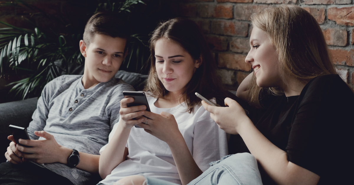 ZHAW's tweet photo. Der Medienumgang von Schweizer Jugendlichen hat sich markant gewandelt: Streamingdienste wie #Netflix oder #Spotify und #SocialMedia boomen. Beständigkeit gibt's dagegen beim Bücherlesen, dies zeigt der neuste #JAMESfocus-Bericht der #ZHAW und @Swisscom. https://t.co/c1nzTq5Da1 https://t.co/2L08n8Ge0Y