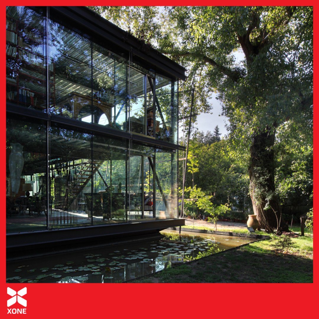 xonedesign_'s tweet photo. XONE DESIGN AWARD ve COMPETITION için paylaşımlarımızı ana malzeme olarak cam kullanılan bir proje ile sürdürüyoruz. Mimar Ahmet Alataş tarafından tasarlanan Uşaklıgil Evi doğaya müdahale etmeden, cam ve çelikten bir yaşam kutusu olarak tasarlanmış. https://t.co/5pxk6Jdtxh https://t.co/lsDHO5a1nb