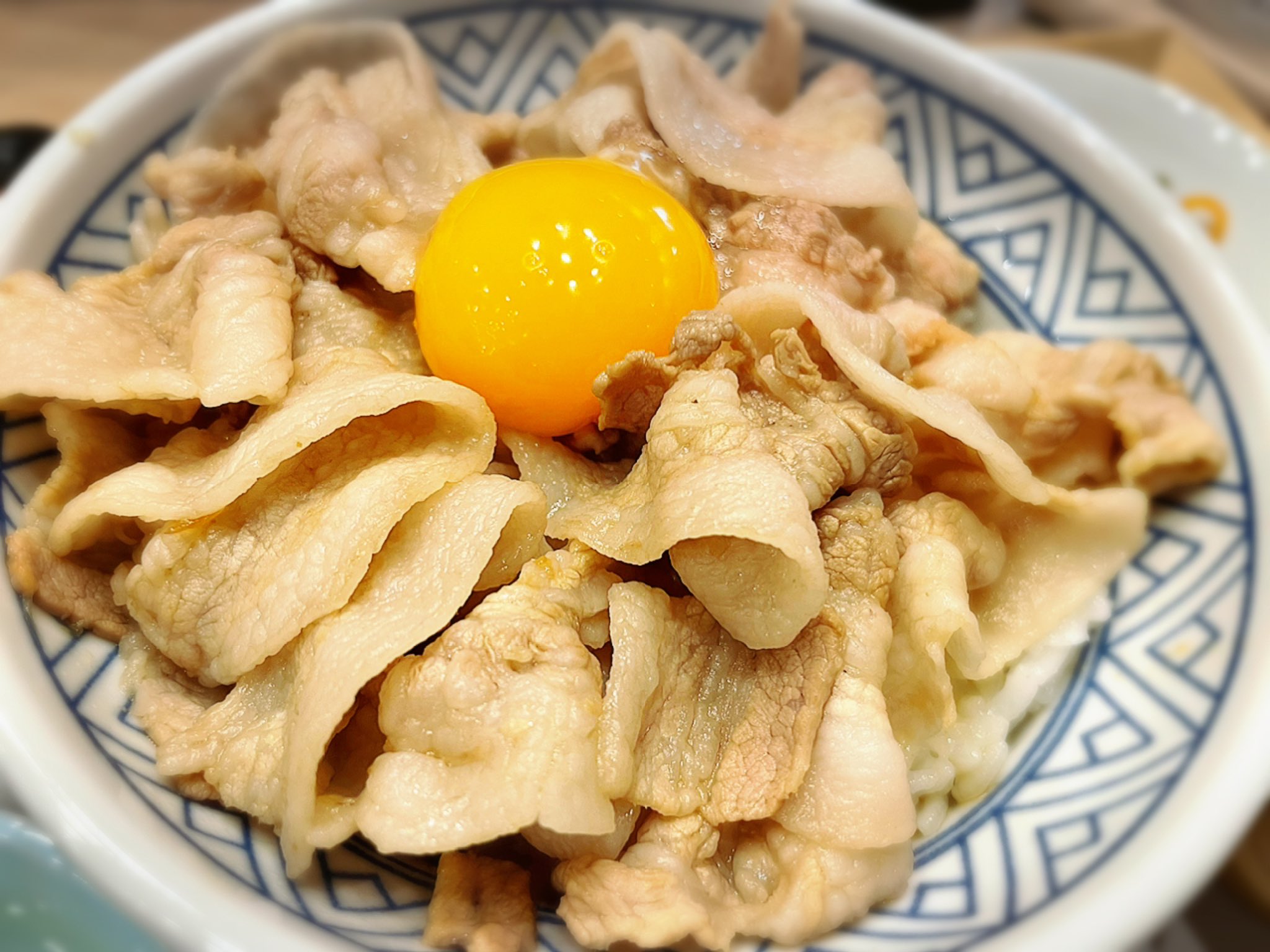 𝗧𝗔𝗥𝗢𝗡𝗢 𝗠𝗔𝗥𝗦 ランチは武蔵小山のいろんなぶた料理を定食で食べられる 食堂ぶた へ 今日3 1はぶたの日 で厚 薄 のぶた丼2種のみって事で12時前に行ったけどもう長蛇 選びきれずご飯少なめのダブルで どっちもぶた柔らかふっくらで旨い