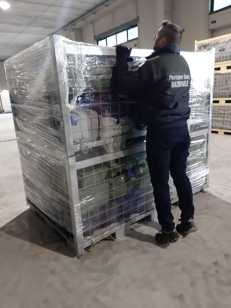 🇮🇹🤝🇺🇦 #1marzo Partito il materiale per l'assistenza alla popolazione #ucraina mobilitato dalla #protezionecivile italiana. 200 tende per 1.000 posti letto destinate al centro logistico per aiuti umanitari individuato in Polonia dal Meccanismo Europeo 🇪🇺
➡️bit.ly/PartitiAiutiUc…