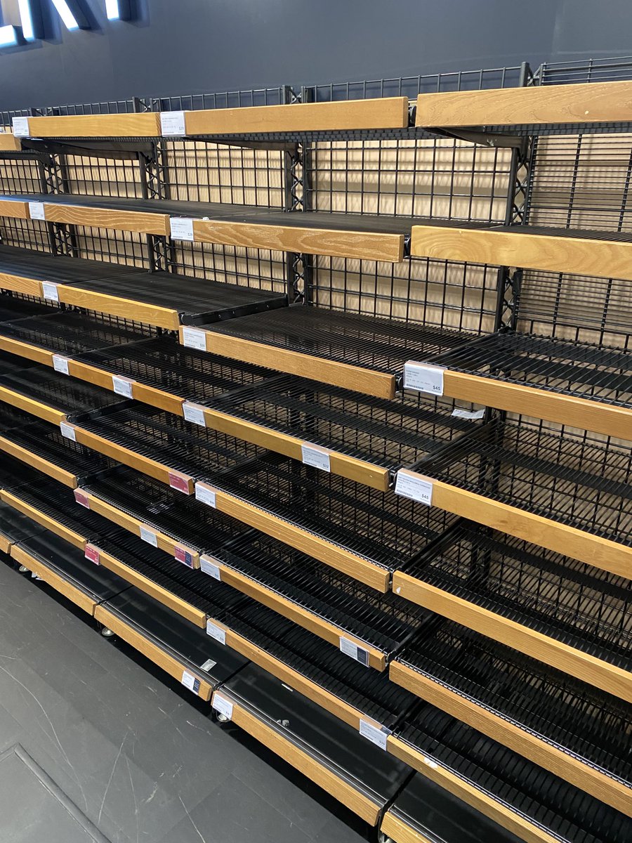 TMclaughlin3's tweet photo. Bank lines around the block and even more cleared shelves in Hong Kong today as the government continues its awful messaging around a possible lockdown. https://t.co/EVVesDMSvc