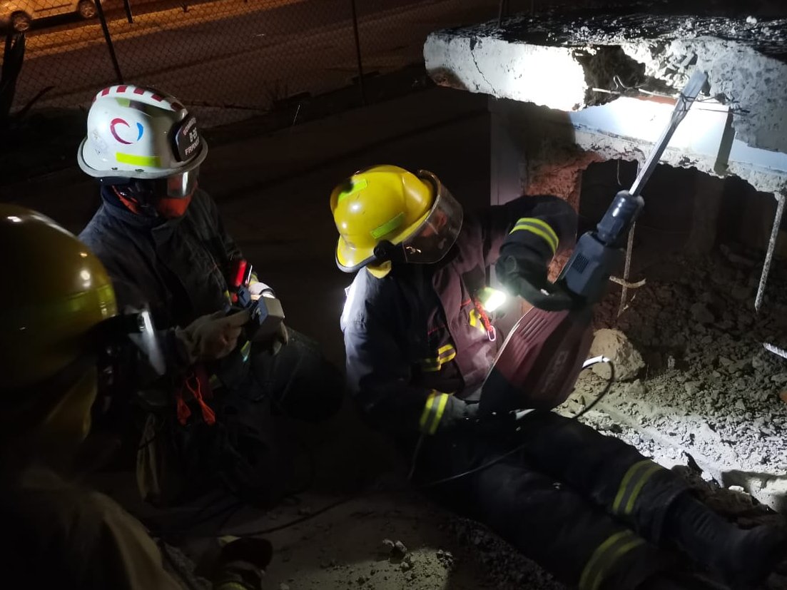 UMPCyBZ's tweet photo. #Entrenamiento
En nuestras bases se cuenta con un constante entrenamiento para perfeccionar habilidades, y para que durante una emergencia, todo funcione adecuadamente.
En días pasados compañeros del #TurnoC practicaron técnicas de rescate urbano con distintas herramientas.(1/3) https://t.co/ybV9ViymdW