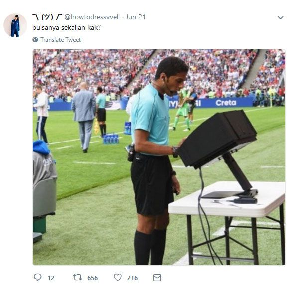 asalmenangaja's tweet photo. Selain jadi Wasit , dia juga jualan pulsa. https://t.co/eW2J4BdkrL