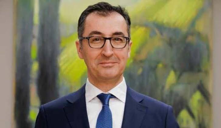 Almanya Tarım Bakanı Cem Özdemir: “Ankara'yı sık sık sert bir şekilde eleştiririm.Ama Türkiye'de bazı solcular zihnen 70'lerde kalmış ve demokrasiyi hiç anlamamışlar.Grup Yorum’un Moskova'da konser vermesi ve savaş suçlusu Putin'e desteği başka nasıl açıklanabilir? <a href="/cem_oezdemir/">Cem Özdemir</a>