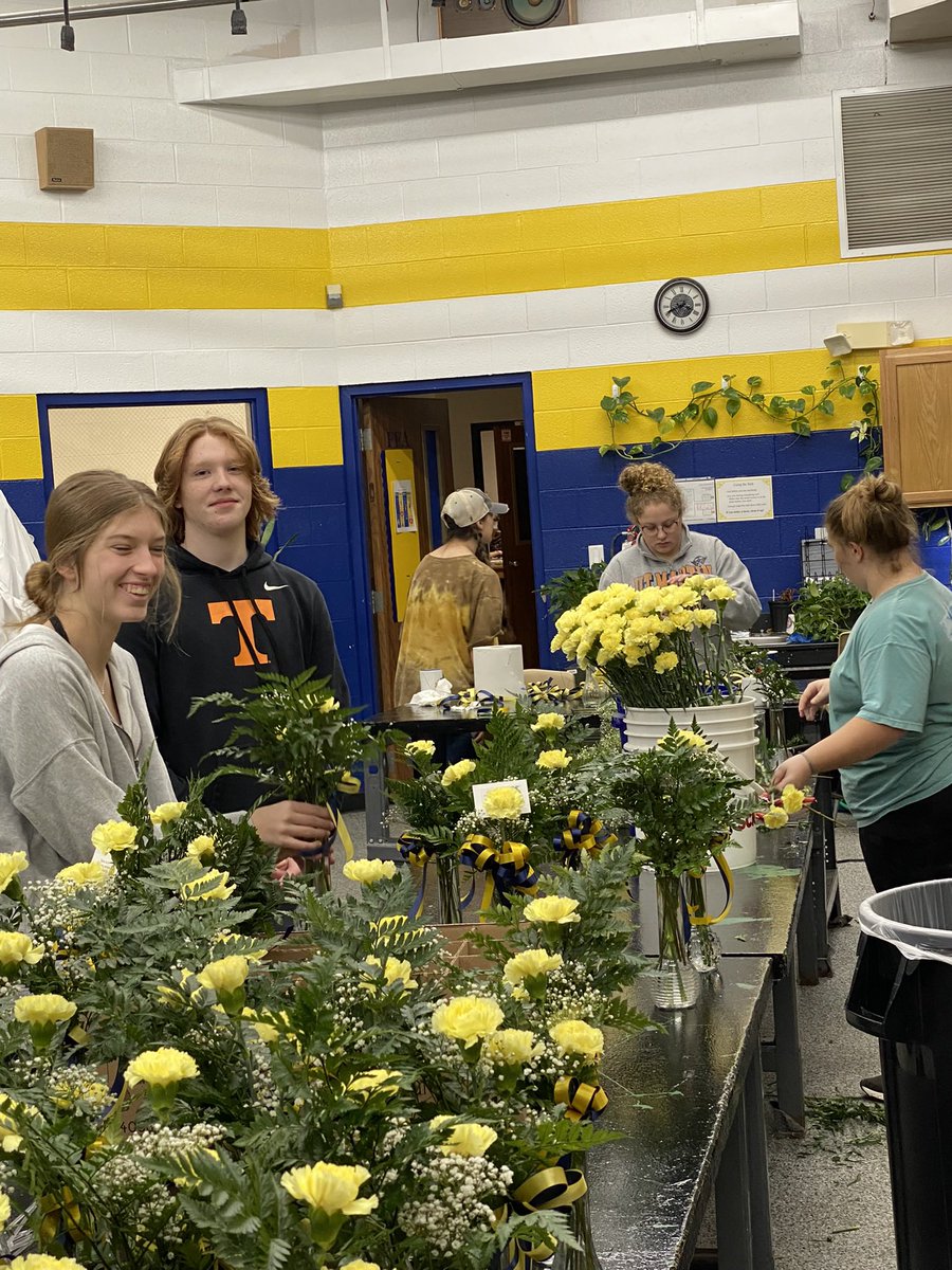 commando_ffa's tweet photo. What was last week like? A marathon! On top of CDE practices:
Tues-CTE Day, 8th grade night, Goodwill Tour @MTSU
Wed-making 130+ bud vases
Thurs-Legislative Visits, Flowers on the Hill, Farmers Market, wrapping 125+ moon pies for our faculty so they know we think they hung the 🌙 https://t.co/zxZS4yGP1E
