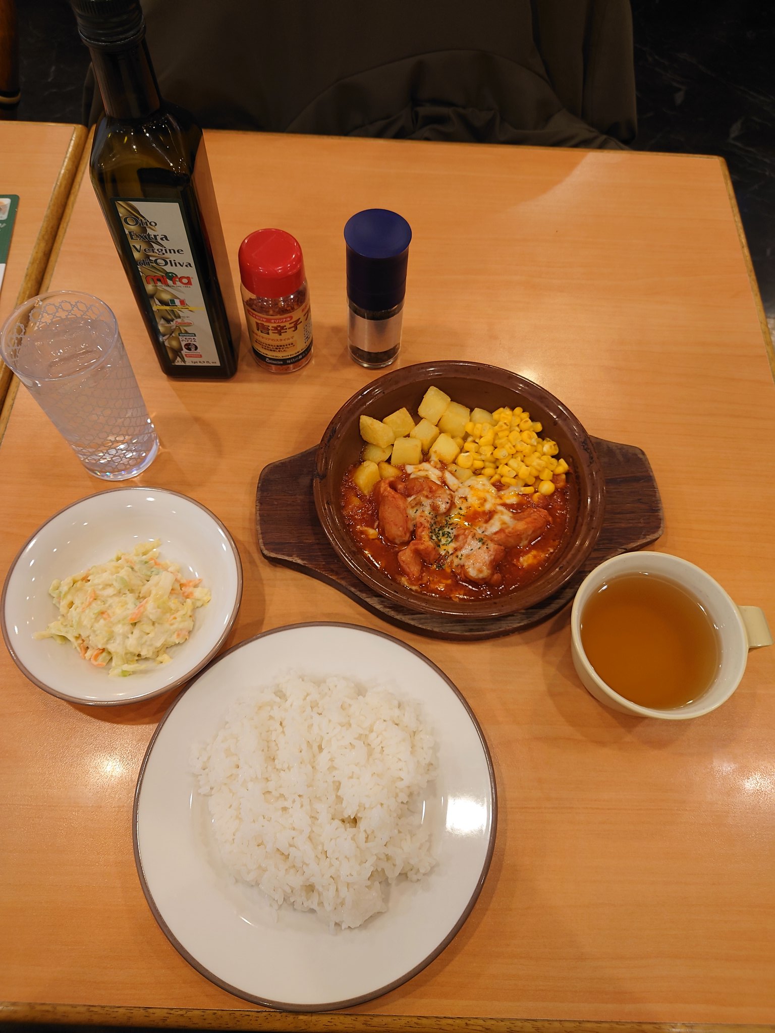 とりはつ3号 サイゼリヤのスープ 4回飲みました 最初はそのまま 次はグルメミルを入れた 3回目は唐辛子を入れた 最後にオリーブオイルを入れた サイゼリヤ サイゼリヤランチ スープ T Co N7krj2hcuo Twitter