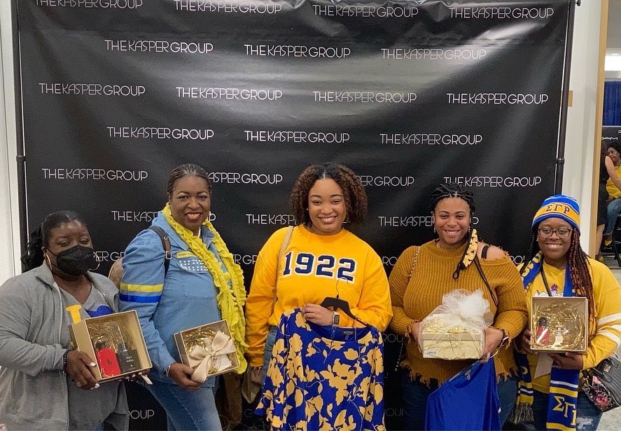 sgrhomocity's tweet photo. The amazing Kasper dress collection came to Macy’s with a private shopping event for the sorors in Houston. There were amazing door prizes and a great surprise just for Houston!
#sigmagammarho #sgrho #EliteETS #mocitypretty🐩 https://t.co/73kTEzs6CN