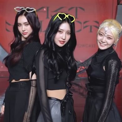kshourlys's tweet photo. lq pics of hq girls <3

with @aisha_hourly @hourly_onda !~

#EVERGLOW #에버글로우 #SIHYEON #시현 https://t.co/Ia17UVD0Qx