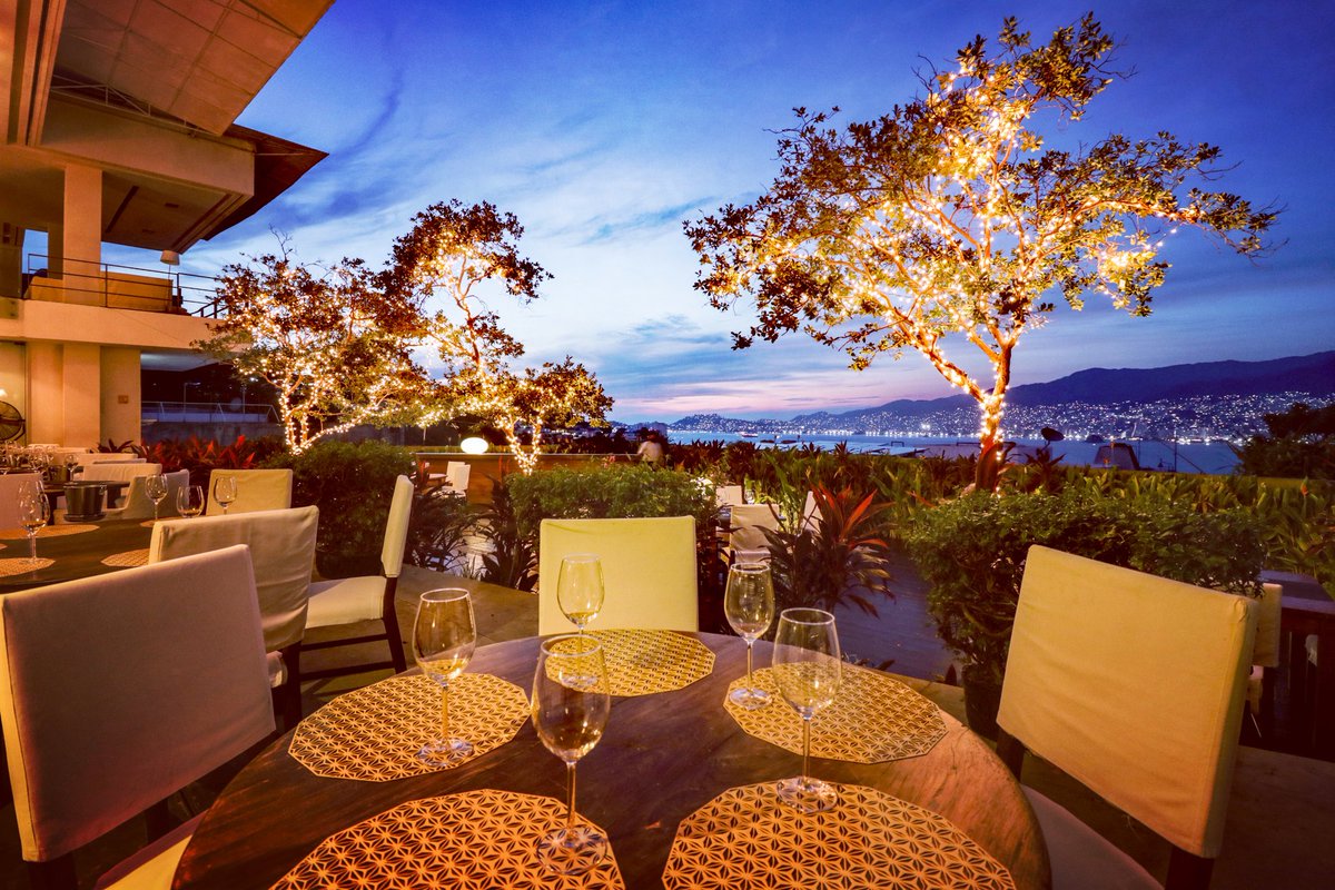 Vive esa celebración especial con un mágico atardecer en #BeccoAlMare 🙌 🥂

#Acapulco #Guerrero #GrupoBecco