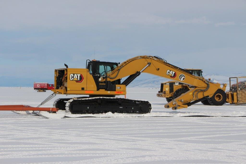 AntarcticaNZ's tweet photo. Passengers disembarking from the rear 📢

Our @CaterpillarInc Excavator 330GC caught a ride down to the ice on the C17 to help with the #ScottBaseRedevelopment. It's one of many pieces of machinery to make the journey south either via air or ship.

#planespotting #C17Globemaster https://t.co/KvzBZnQ5v5