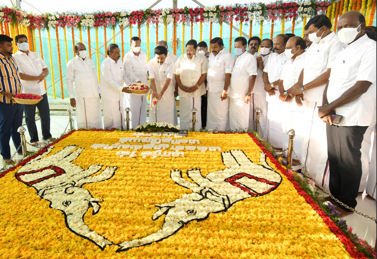 CMOTamilnadu's tweet photo. மாண்புமிகு முதலமைச்சர் @mkstalin அவர்கள் தனது பிறந்தநாளையொட்டி சென்னை, மெரினா கடற்கரையில் அமைந்துள்ள முத்தமிழறிஞர் கலைஞர் அவர்களின் நினைவிடத்தில், தான் எழுதிய ‘உங்களில் ஒருவன்’ புத்தகத்தை வைத்தும், மலர்தூவியும் மரியாதை செலுத்தினார். https://t.co/ar5u1aRsxG
