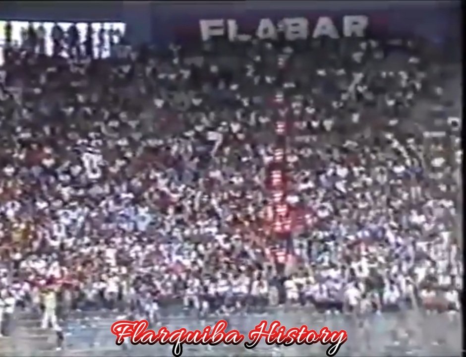 FlarquibaHist's tweet photo. Uma das faixas que tinha presença garantida nos jogos do Flamengo nos anos 70, 80 e início dos anos 90 era a FLABAR.
Ela ficava exatamente na parte superior da arquibancada e localizada no meio campo, conforme esse registro de 1986.
#flabar https://t.co/WxM5tG61ky