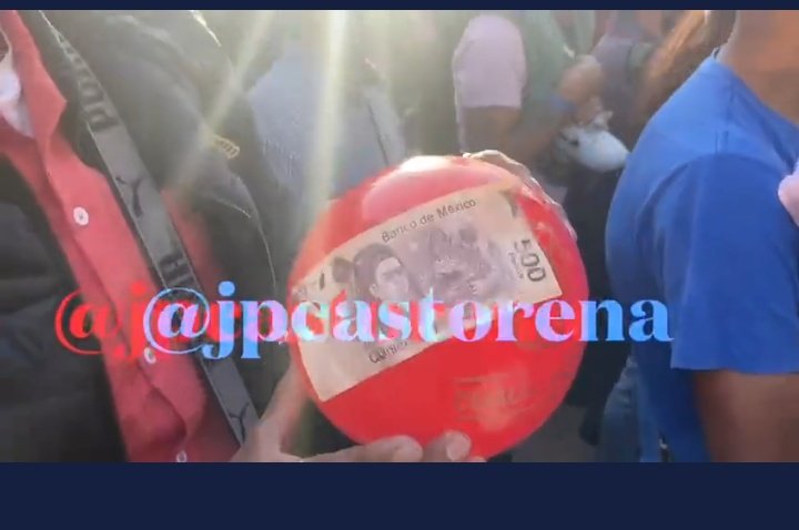 Truelemurke's tweet photo. Terrible la humillación de @SandraCuevas_ a personas humildes con pelotas y dinero. Me recuerda a #LadyPollos, En BJ tenemos a Luis Mendoza y Santiago Taboada "regalando" zapatos, pavos, tinacos, etc. Eso sí, previo otorgamiento de credenciales de elector. https://t.co/7W9Myv9HNY