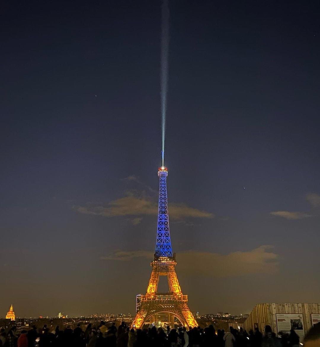 We stand with Ukraine 🇺🇦 
📍Paris, France 
📸 IG toureiffelofficielle