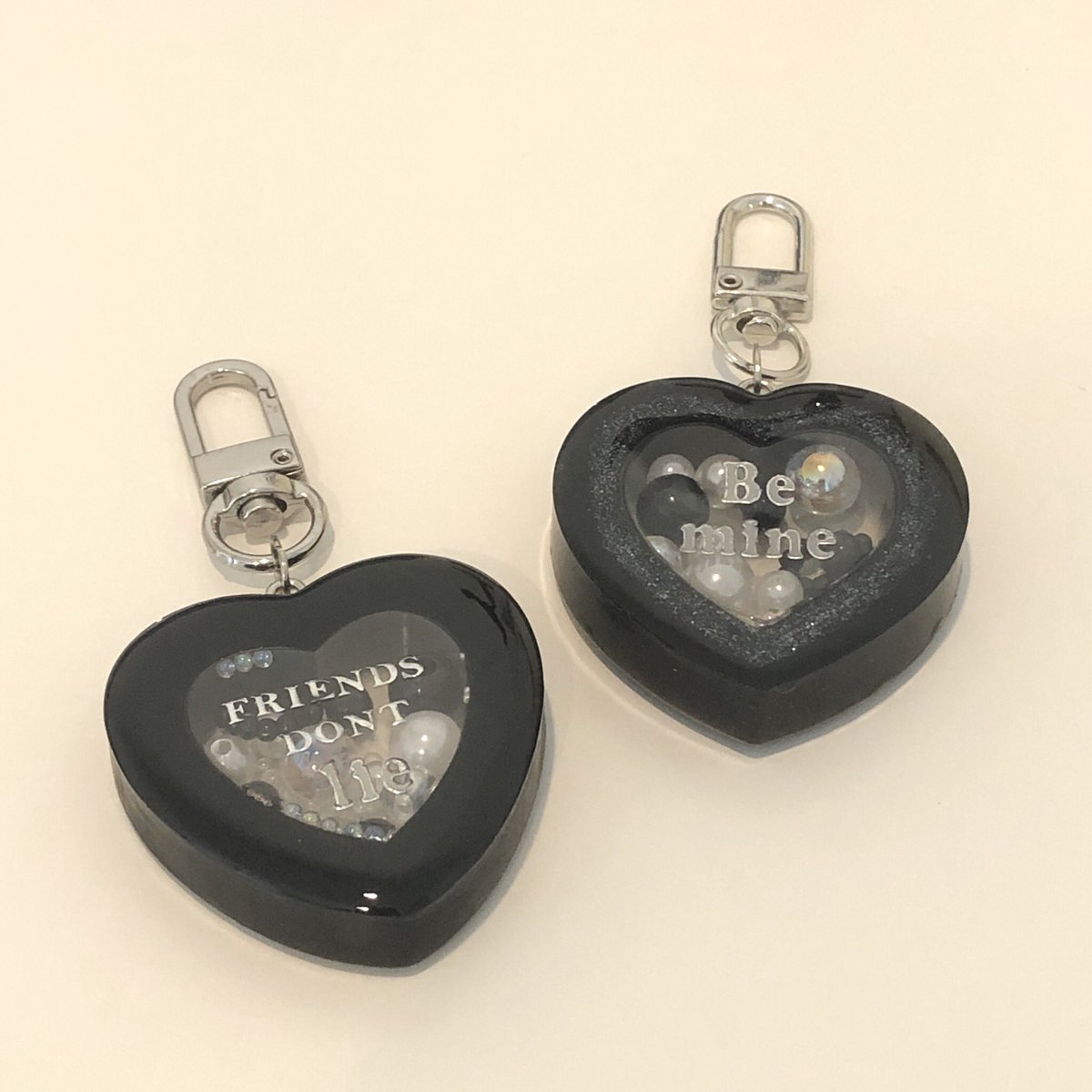 cutestuffresin's tweet photo. —Be mine—
ราคา 160 รวมส่ง
—FRIENDS DON’T lie—
ราคา 180 รวมส่ง

เป็นสินค้าhandmadeมีตำหนิบ้างเล็กน้อยนะคะ🤏🏻💘
#เรซิ่น #พวงกุญแจ #พวงกุญแจเรซิ่น #ตลาดนัดเรซิ่น https://t.co/GFdvKxEM7j