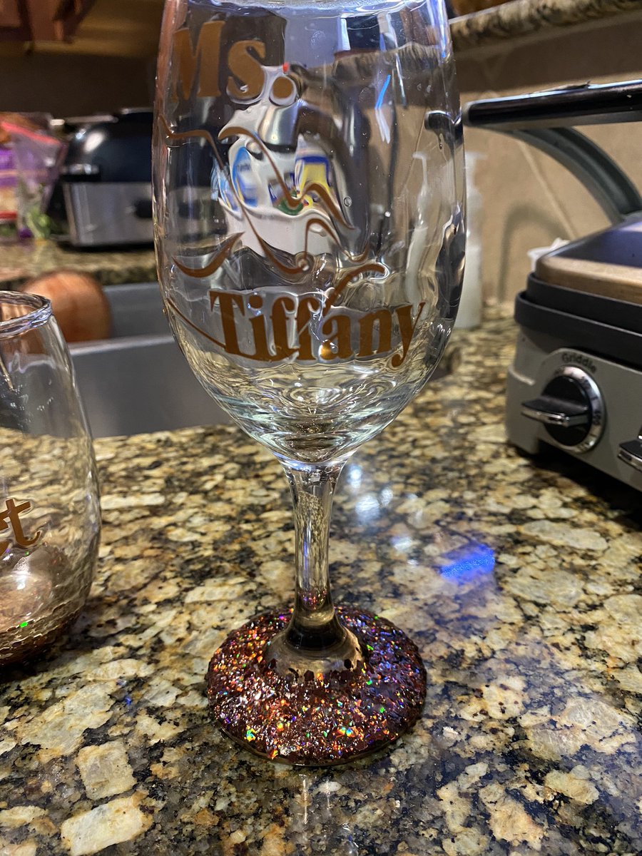 TFSkelton's tweet photo. Art decor #cricutcrafts #wineglasses #craftmom https://t.co/Oob1OSGl7F