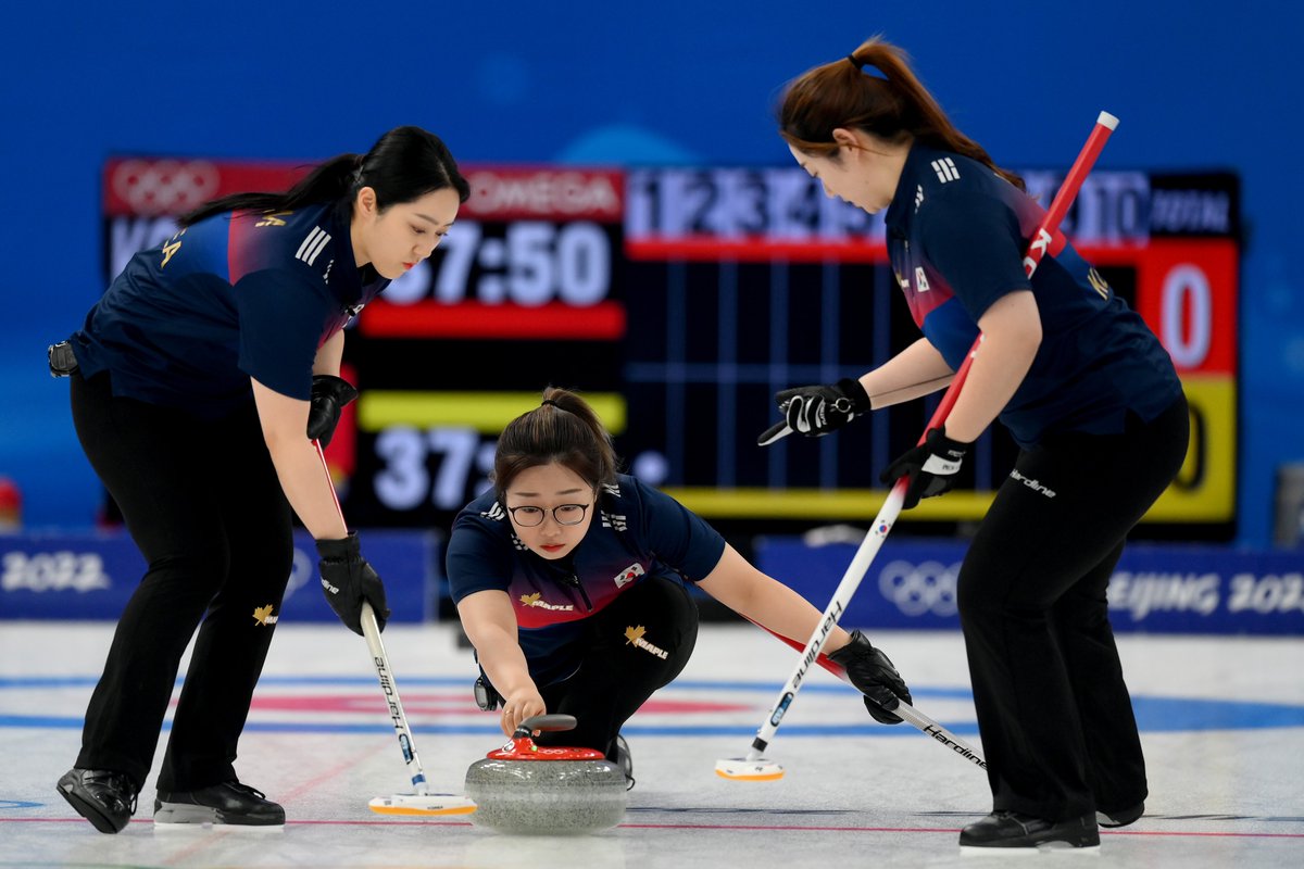 Olympic's tweet photo. 대한민국 컬링 대표팀🥌의 유니폼은 태극무늬를 바탕으로 디자인되었다는 사실 알고 계셨나요?  견장에는 태극기🇰🇷의 건곤감리 4괘가 새겨져있는데 '정면에서 봤을 때 마치 태극기처럼 보일 수 있었으면 좋겠다'라는 선수단의 아이디어가 반영되었다고 합니다.

#베이징올림픽 #컬링 https://t.co/ysQg22Dkp5