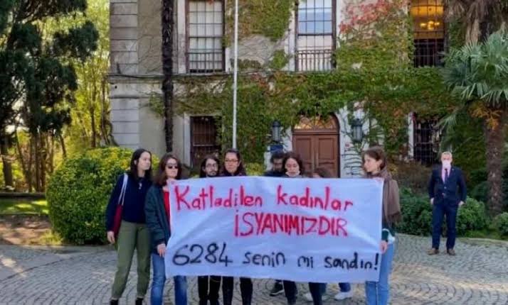 avdayanismasi's tweet photo. 📍Boğaziçi Üniversitesi öğrencilerinin,
rektörlük önünde yaptığı açıklama sonrası haklarında açılan davanın ilk celsesi için bugün İstanbul Adliyesi’sindeyiz

Öğrencileri ve özgürlükleri savunmaya devam edeceğiz! #BoğaziciDireniyor 

🗓01.03.2022
⏰09.40- İstanbul 60. Asliye Ceza https://t.co/z9HSCp3xO1