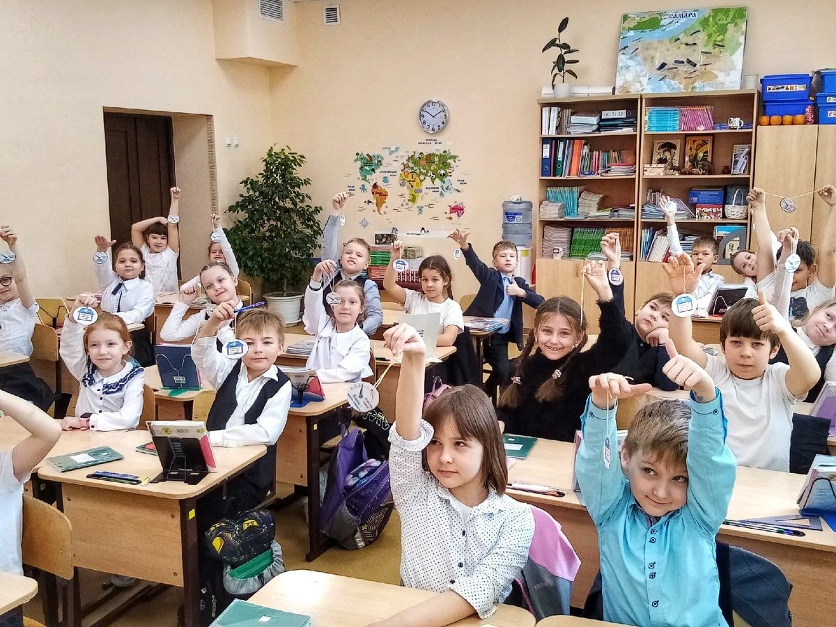 В акции приняли участие 558 педагогов, 3428 родителей и 8862 обучающихся из 161 образовательного учреждения г.о. Самара. Всего в рамках Акции  участниками было изготовлено 8870 брелоков! Благодарим каждого за активное участие и проявленный интерес!