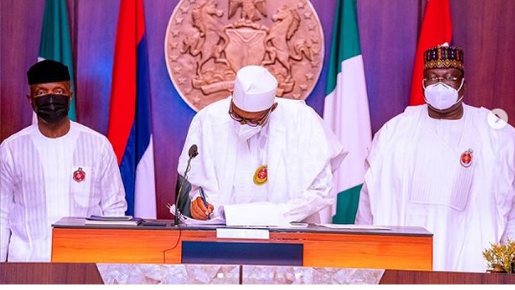 OfficialMikeRay's tweet photo. #TOPICONQUESTTODAY
"BUHARI FINALLY SIGNS ELECTORAL ACT INTO LAW"
Join the Conversation NOW on #QuestToday
#QUESTTODAY With #MikeRay
#QUESTTV https://t.co/OIOisHTF53