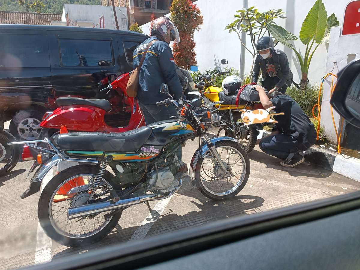 AgusMagelangan's tweet photo. Di tangan guru PNS dan pegawai kecamatan, Honda Win jadi kendaraan dinas. Namun di tangan anak-anak muda kemrengseng dan bergairah, Honda Win jadi kendaraan tempur untuk touring dan sunmori tipis-tipis. 

Loske, Maszeeeeh. https://t.co/9jfLmnDWIP