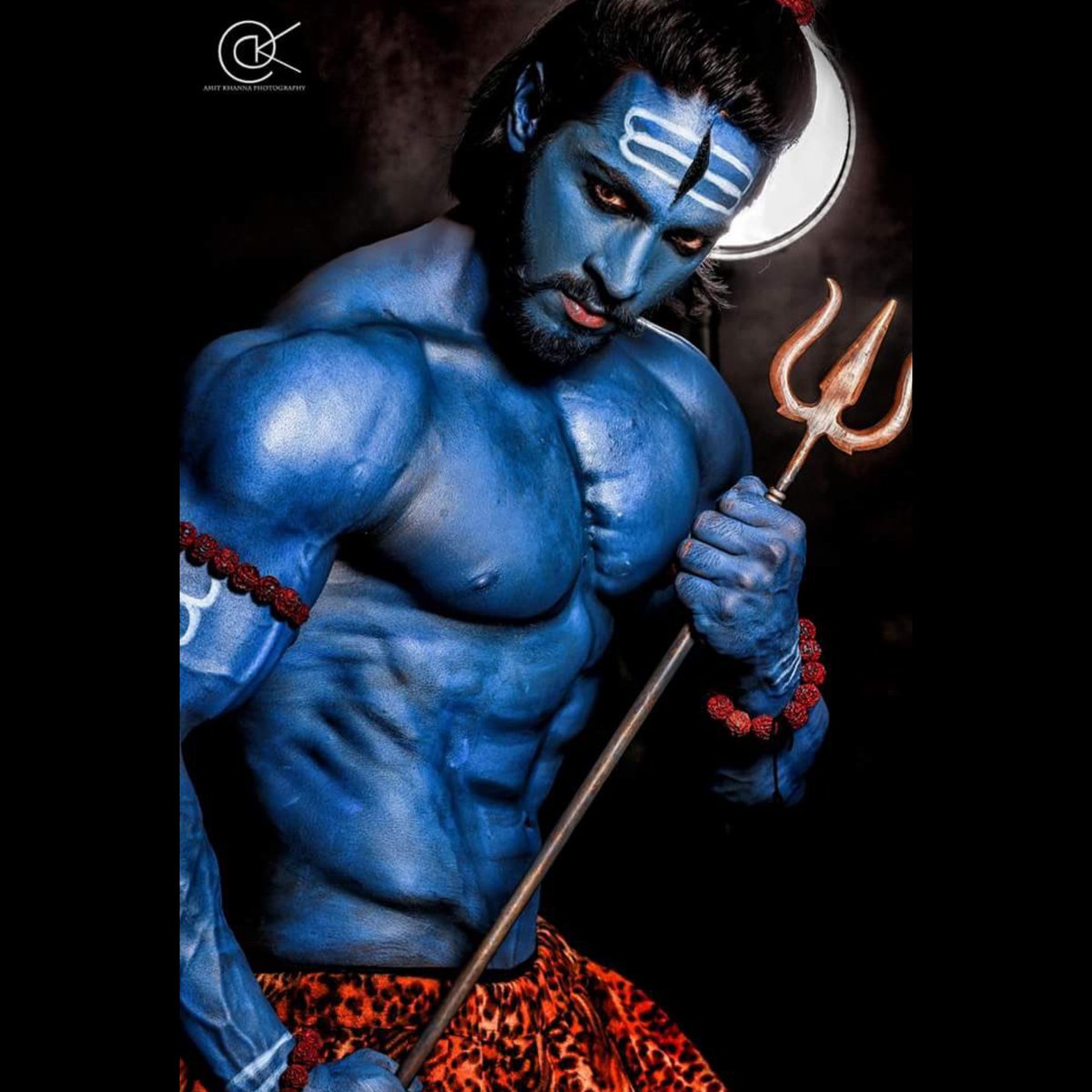 RealBodyPower's tweet photo. Mahashivratri 🔱
Have a powerful start of the week in the name of Shiva!

@theindianthakur 💘

Photography 📸 @amitmkhanna

#RealBodyPower
#BodyBuilding #Fitness #ThakurAnoopSingh #Mahadev https://t.co/DbZCrFj3GI