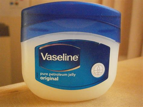 Вазелин можно ли в нос. Вазелин. Vaseline для волос. Гигиенический вазелин. Вазелин Петролеум.