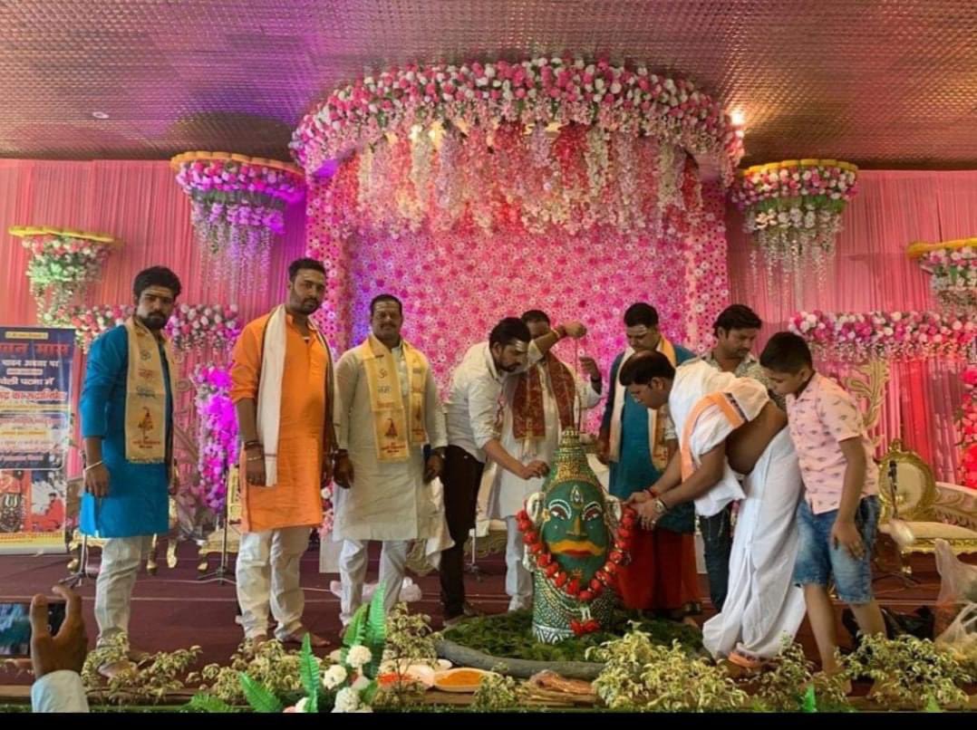 AacharyRupesh's tweet photo. 🙏🏻☘️🔱 ॐ नमो रूद्राय नम:  🔱☘️🙏🏻
🌻 प्रात: नमन 🙇🏻‍♂️ स्नेह वंदन 🌻
सर्वदेवात्मको रुद्र: सर्वे देवा: शिवात्मका:।
रुद्रात्प्रवर्तते बीजं बीजयोनिर्जनार्दन:।।
यो रुद्र: स स्वयं ब्रह्मा यो ब्रह्मा स हुताशन:।
ब्रह्मविष्णुमयो रुद्र अग्नीषोमात्मकं जगत्।।
🚩🙏ज्योतिर्विद आचार्य रूपेश पाठक https://t.co/a8lvcrr8D5