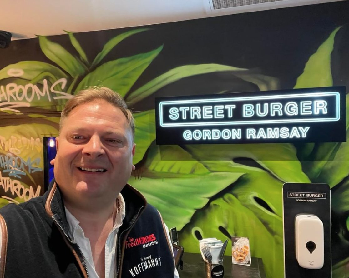 Early start for The Food Heroes Team, on the way to Gordon Ramsay’s Street Burger Restaurants in London to check out how our Frites are going.. they love them… #earlymorning #london #uk #gordonramsay #gordongram #gordonramsaystreetburger @gordonramsayrestaurants #fries #frites https://t.co/c3BeTZZDMm