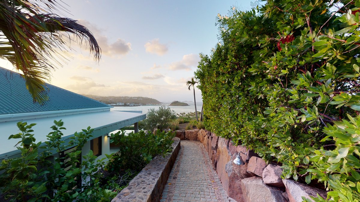 BucketListVilla's tweet photo. [  Villa DeLuxe ] 
►Villa YOLO
►3 bedrooms | 6 guests 
►Gd Cul de Sac | #stbarth 
.
Booking ►https://t.co/ZneaEL0ae2
.
. 
@bucketlist_sbh @stbarthtourism #luxuryrealestate #Villa #realestate #bucketlistvilla #frenchriviera #villarental #stbarts #luxuryvilla @LavergneEugenie https://t.co/QO31cwK8ek