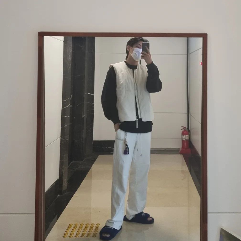 thvlina's tweet photo. 태형이가 똑같은 사진을 📸💜
part 1 
#KimTaehyung #TAEHYUNG #BTSV #ARMY https://t.co/jP8mqddbKE
