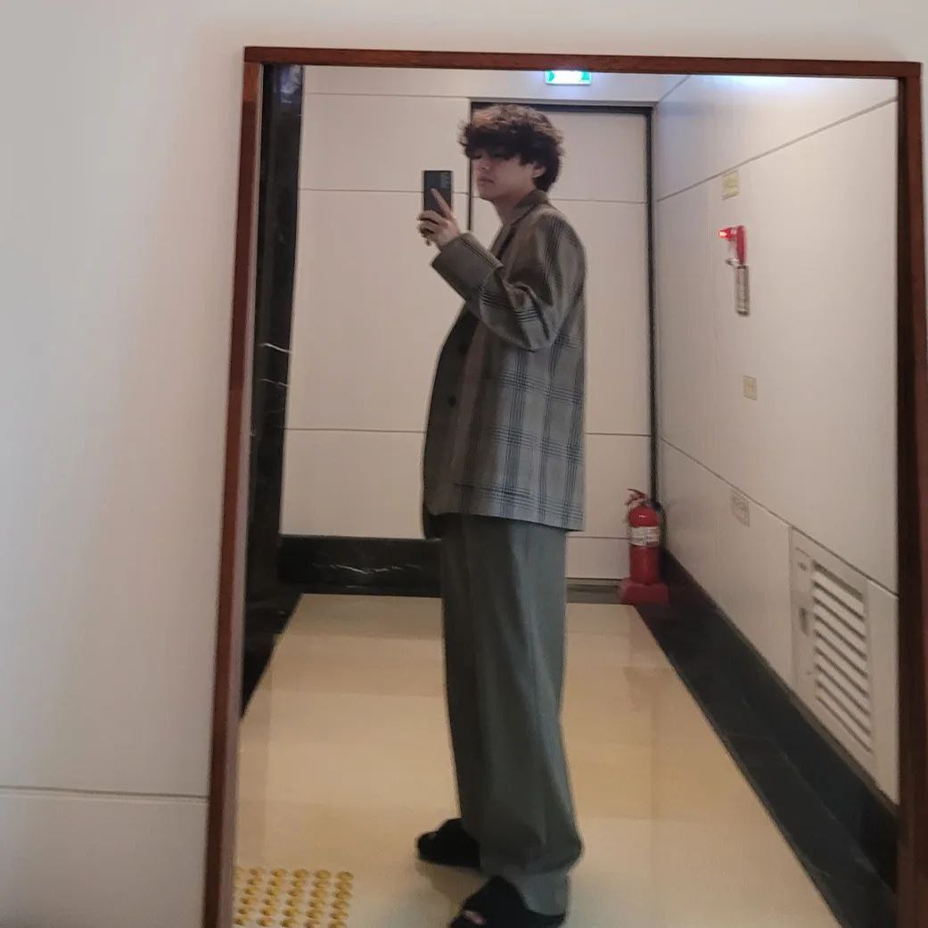 thvlina's tweet photo. 태형이가 똑같은 사진을 📸💜
part 2
#KimTaehyung #TAEHYUNG #BTSV #ARMY https://t.co/xoy8kGnCim